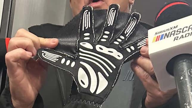 Bild für den Artikel mit dem Titel: Der betrügerische windabweisende Handschuh des NASCAR-Fahrers Joey Logano war kein Sicherheitsproblem